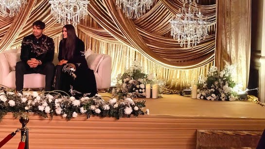 स्टेज पर बैठे नीरज-हिमानी।