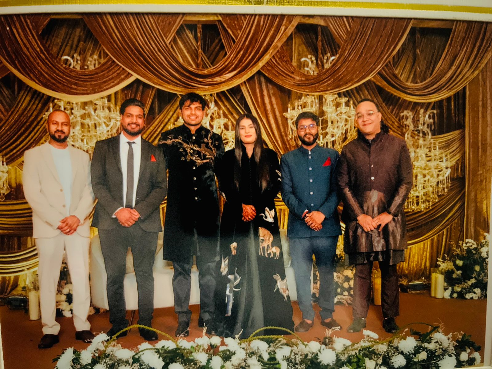 स्टेज एप के फाउंडर नीरज-हिमानी के साथ फोटो खिंचवाते हुए।