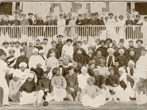 तस्वीर 28 दिसंबर 1885 को बंबई में हुए कांग्रेस के पहले अधिवेशन की है। इसमें 78 सदस्यों की मौजूदगी में व्योमेश चंद्र बनर्जी को कांग्रेस का पहला अध्यक्ष चुना गया था।