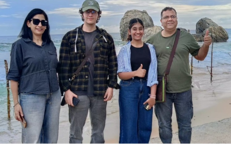 डॉक्टर दीपक सिंह पत्नी डॉ. वत्सना कसाना, बेटे आदित्य और बेटी आराध्या के साथ। आदित्य NEET की तैयारी कर रहे हैं। बेटी ताईक्वांडो में ब्लैक बेल्ट है।