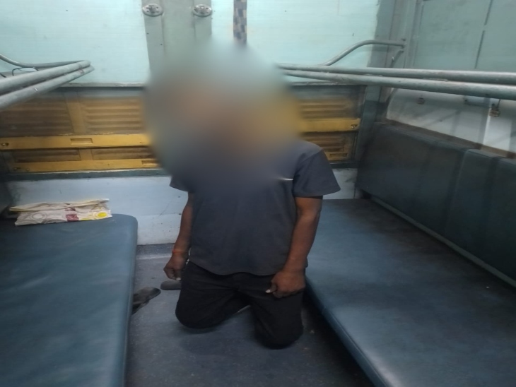 युवक ने जिस वक्त फांसी लगाया उसे दौरान ट्रेन पूरी तरह खाली थी। - Dainik Bhaskar