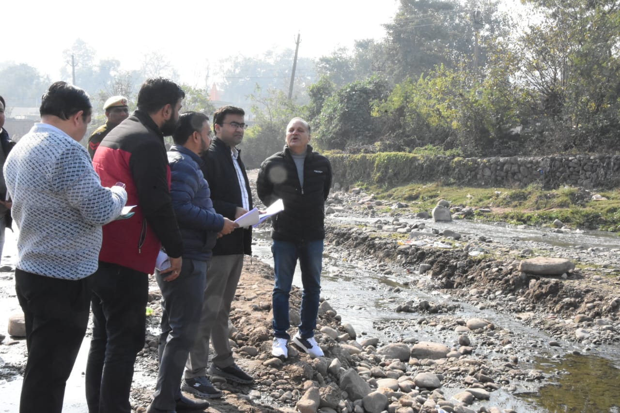 पंचकूला नदी प्रभावित एरिया में निरीक्षण करते हुए डीसी सतपाल शर्मा।