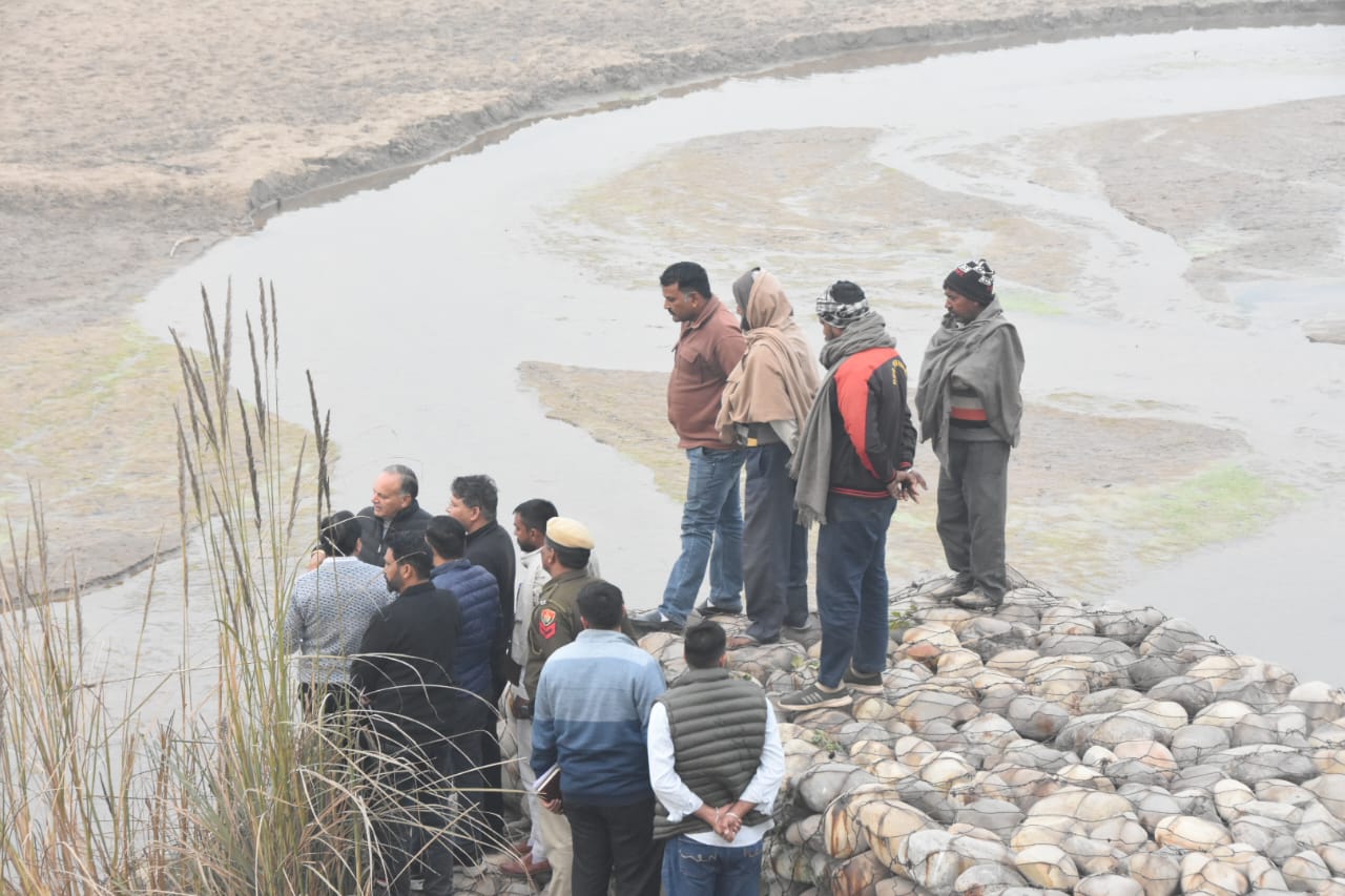पंचकूला नदी एरिया में बाढ़ बचाव के प्रबंध देखते हुए डीसी सतपाल शर्मा।
