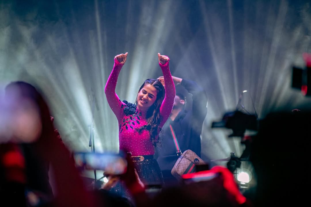 लाइव शो के दौरान डांस करतीं प्रांजल दहिया।