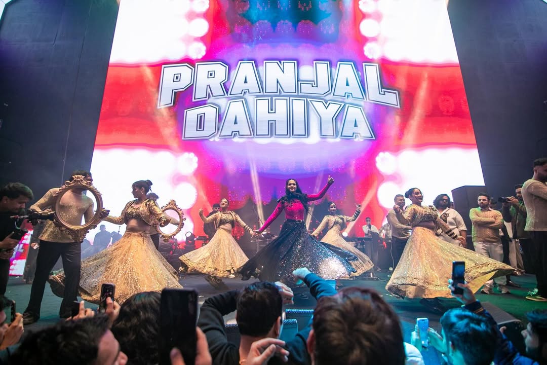 गुरुग्राम में लाइव शो के दौरान परफॉर्मेंस देतीं प्रांजल दहिया।