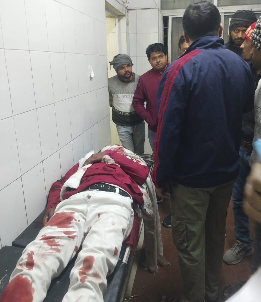 सभासद को घायल अवस्था में अस्पताल पहुंचाया गया। उनके कपड़े तक खून से सने हुए थे।