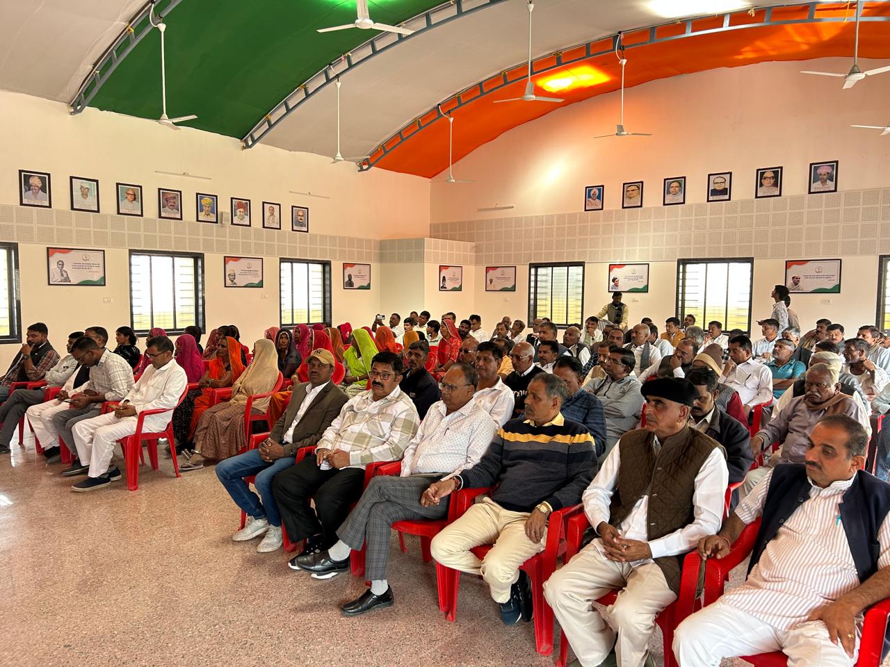 राष्ट्रीय कांग्रेस स्थापना दिवस पर कार्यालय में बैठे कांग्रेसी।