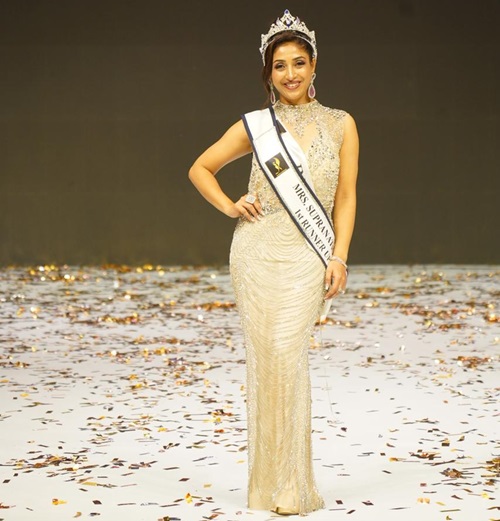 ब्यूटी कॉन्टेस्ट के दौरान पोज देतीं ड्रग अफसर नवनीत कौर।