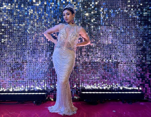 कॉन्टेस्ट के दौरान पोज देतीं ड्रग अफसर नवनीत कौर।