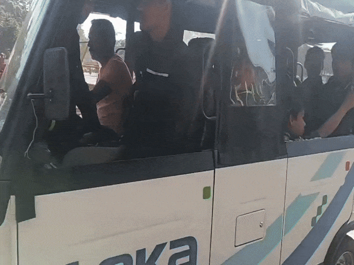 गाड़ी में इस तरह बैठे थे स्कूली बच्चे।