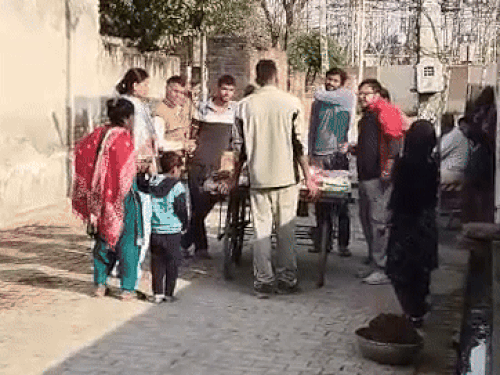 कश्मीरी युवक को रोककर उसको धमकी देता स्थानीय युवक। (रेड-ब्लैक जैकेट में)