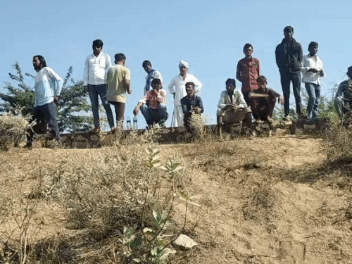 घटना की सूचना पर एकत्रित हुई भीड़।