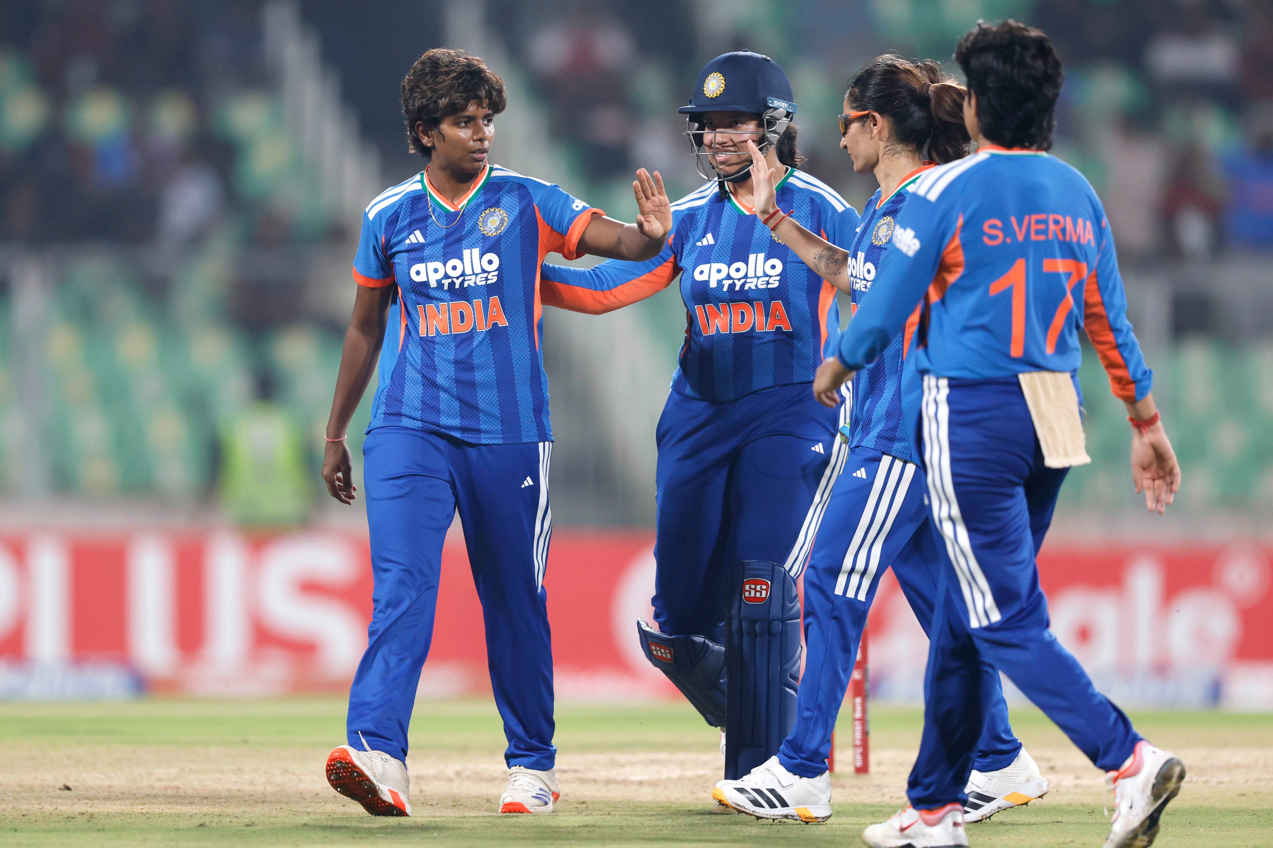विकेट की खुशी मनातीं भारत की प्लेयर्स।