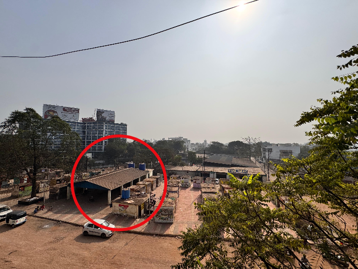 आमानाका ओवर ब्रिज के नीचे नई चौपाटी वाला इलाका सूखे नशे का कोर जोन बना हुआ है।