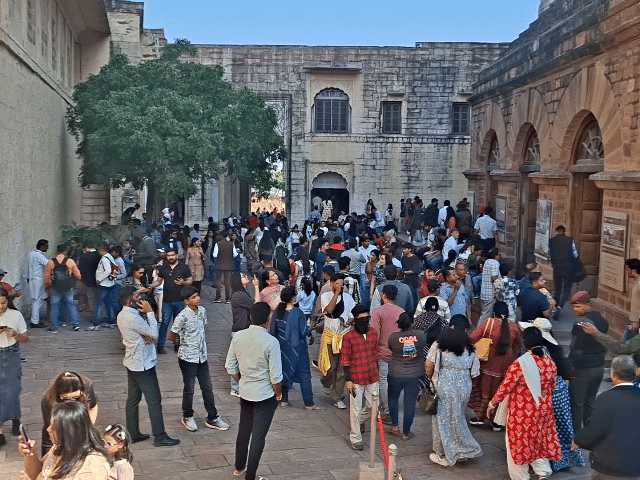 जोधपुर के मेहरानगढ़ दुर्ग में टूरिस्ट के आने का सिलसिला जारी है।