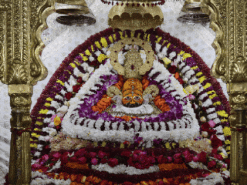 खाटूश्याम मंदिर में भक्तों की भीड़ को देखते हुए खास व्यवस्थाएं की गई हैं।