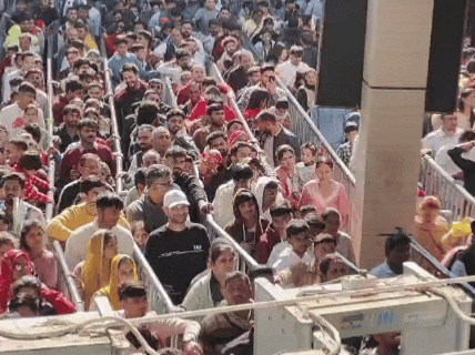 मंदिर में आज दर्शनों की सभी 14 लाइन फुल हैं।