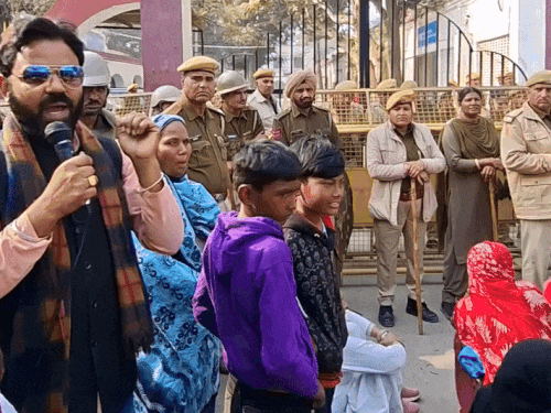 कलेक्ट्रेट के बाहर विरोध-प्रदर्शन करते हुए।