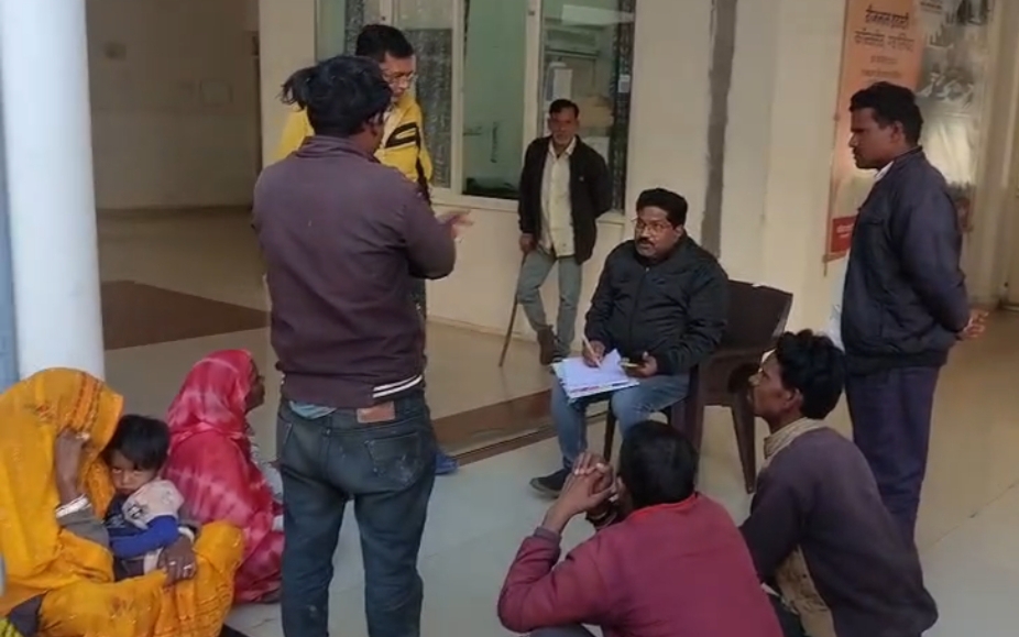 श्रम विभाग के अधिकारी मजदूरों से जानकारी लेते हुए।