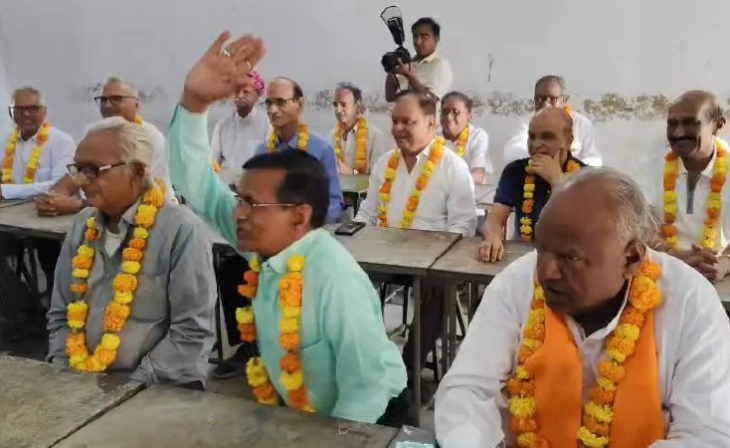 पाली के तखतगढ़ स्थित संघवी केसरी राजकीय उच्च माध्यमिक स्कूल के सत्र 1972-73 पूर्व स्टूडेंट हाजिर लगवाते हुए।