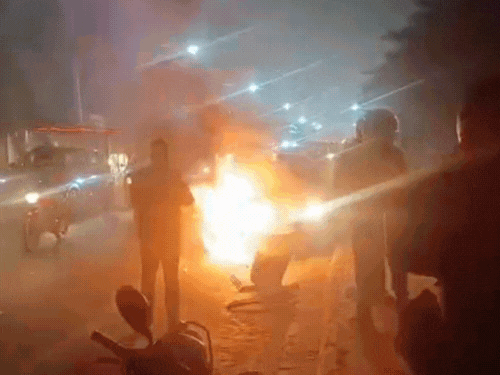 A moving car caught fire on the Agra-Mathura highway