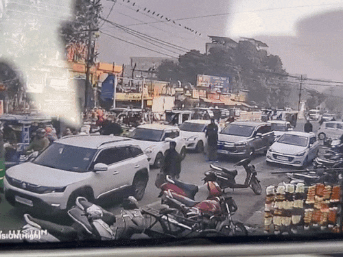 जाम की वजह से स्विफ्ट कार के रुकते ही पिछली कार से पुलिस मुलाजिम उतरकर तेजी से स्विफ्ट कार तक आया और उसे खोलने की कोशिश की।