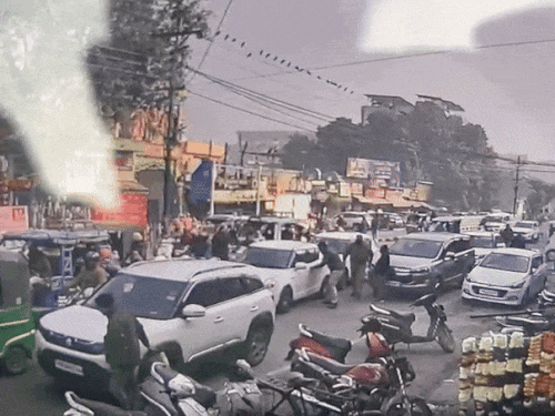 स्विफ्ट कार के दरवाजे लॉक थे तो पुलिसकर्मी ने कोहनी मारकर शीशा तोड़ा। यह देख अंदर बैठे युवक ने कार पीछे की तरफ कर ली।