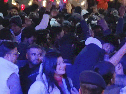 मनाली के मॉल रोड पर डीजे पर थिरकते हुए टूरिस्ट।