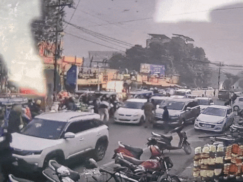 इसके बाद युवक ने बैक गियर डाला और कार को तेजी से पीछे ले गया, जिससे वहां खड़ी पुलिस और दूसरे लोगों की गाड़ी से टक्कर हो गई।