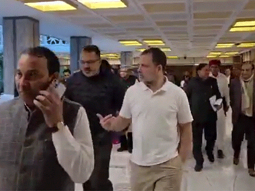 राहुल गांधी सोमवार को रक्षा समिति की बैठक में शामिल हुए। - Dainik Bhaskar