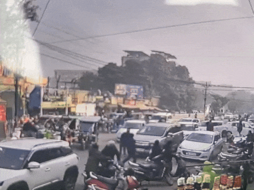 इसके बाद स्विफ्ट कार को युवक आगे लाया और फिर बैक गियर डालकर पीछे ले गया।