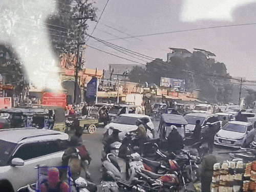 इसके बाद वह कार फिर आगे लाया, पुलिस पीछा करते हुए आई तो फिर बैक गियर डालकर पीछे की तरफ ले गया।