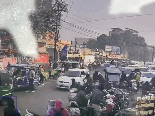 इसके बाद युवक स्विफ्ट कार समेत वहां से फरार हो गया।