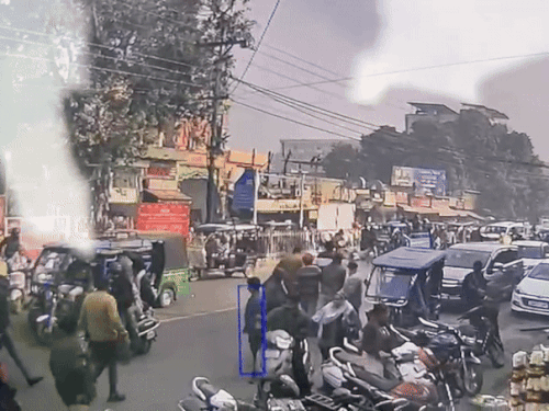 आखिर में पुलिस वाले भी वापस अपनी कार की तरफ चले गए।