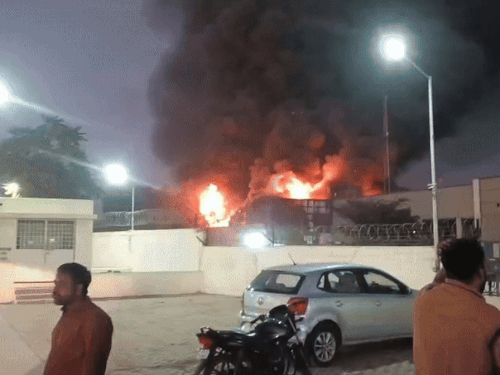 पहले अधिकारियों और कर्मचारियों ने आग बुझाने की कोशिश की, आग को बढ़ते देख पुलिस और फायर ब्रिगेड को सूचना दी। फायर की 15 से अधिक गाड़ियां मौके पर पहुंची।