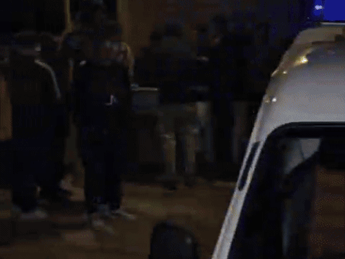 सूचना के बाद ठेके पर पहुंचे परिजन व ग्रामीण।