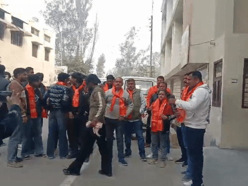 स्कूल के बाहर नारेबाजी करते संगठन के लोग।