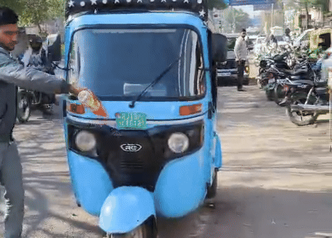 ई-रिक्शा ड्राइवर मोहन अपने गाड़ी की बैटरी प्रॉब्लम सॉल्व नहीं होने से नाराज था।