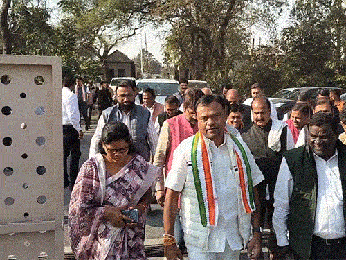 पीसीसी चीफ दीपक बैज और कांग्रेस जांच दल के सदस्य रायगढ़ पहुंचे।