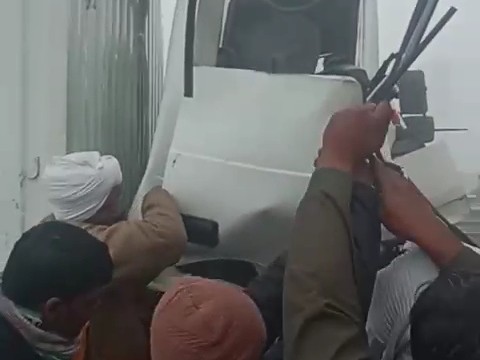 खिड़की को उखाड़ते हुए राहगीर।