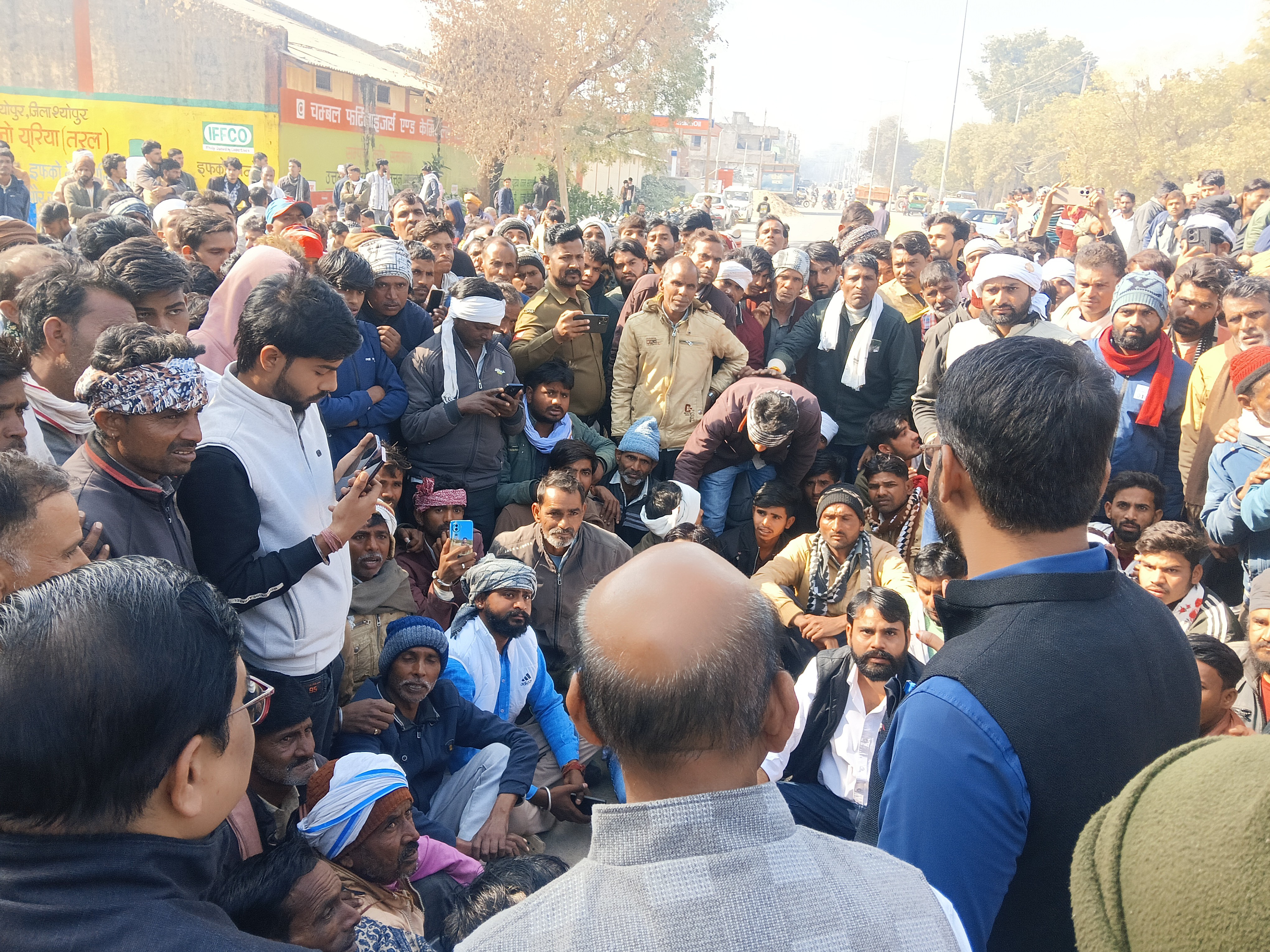 मौके पर पहुंचे प्रशासनिक अधिकारियों ने दिया किसानों को आश्वासन।