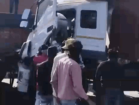 ड्राइवर के शव को केबिन से बाहर निकालते लोग।