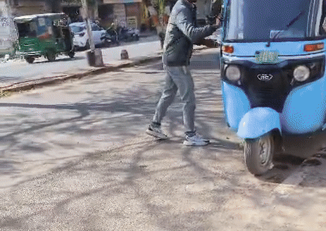 उसने शोरूम के बाहर पहले ई-रिक्शा के ऊपर पेट्रोल छिड़का। इसके बाद आग लगा दी।