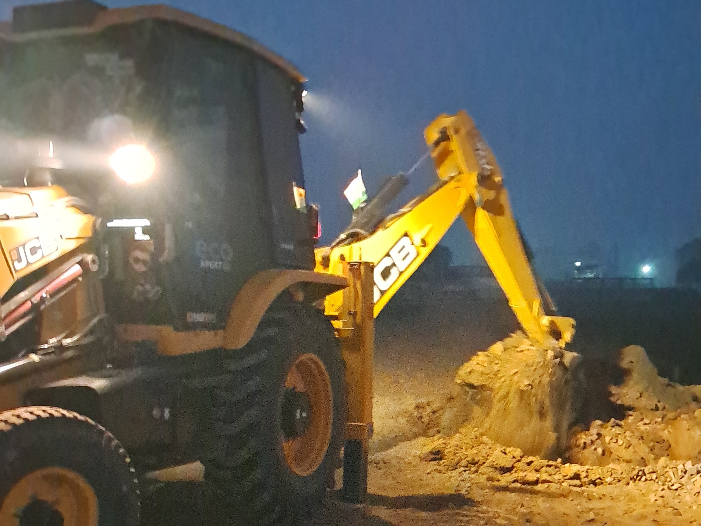 घरौंडा में अवैध कॉलोनी पर चलता प्रशासन का बुलडोजर।