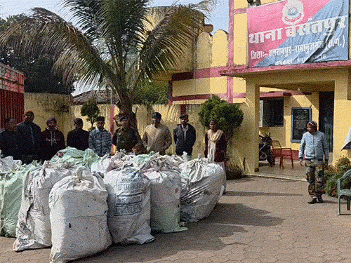 बलरामपुर जिले में पुलिस ने 12 क्विंटल गांजा जब्त किया है।