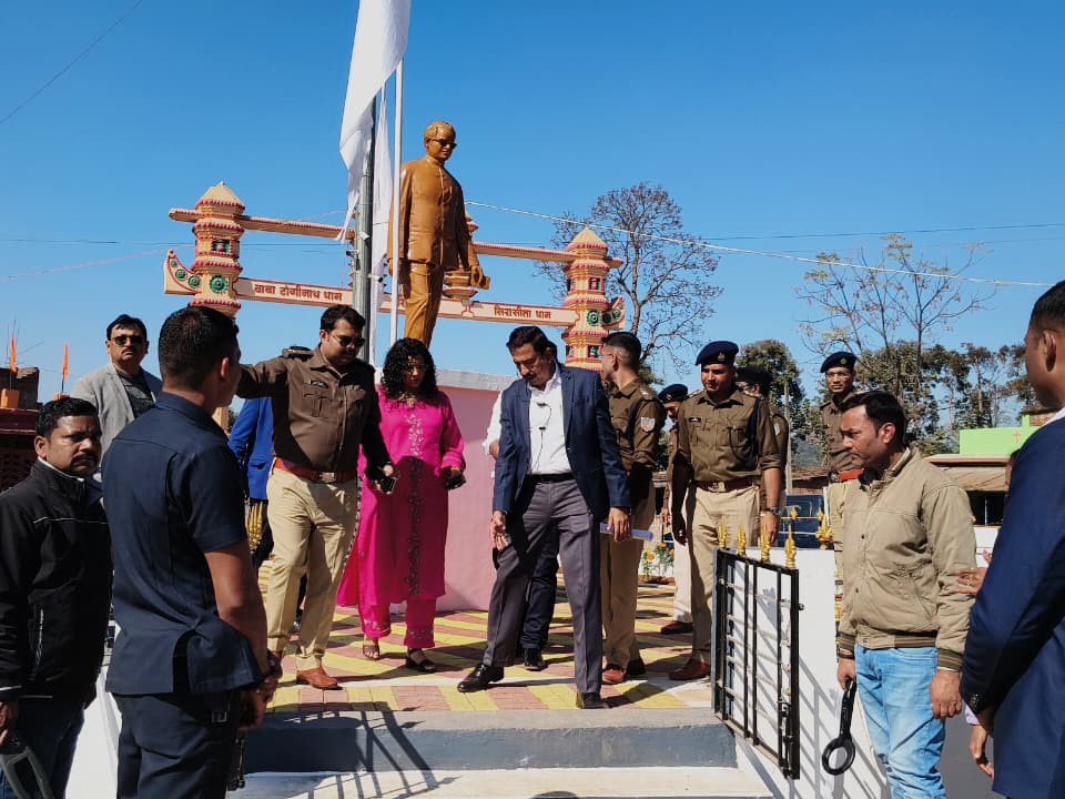 कार्यक्रम स्थल पर पुलिस जवानों की तैनाती कर दी गई है।