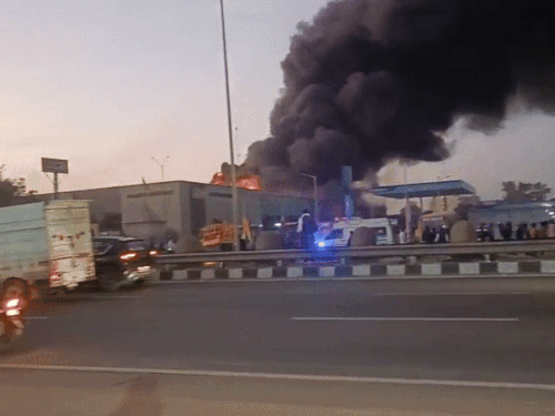 घटना के बाद पुलिस ने सुरक्षा की दृष्टि से अजमेर हाईवे की एक लेन पर ट्रैफिक रोक दिया।