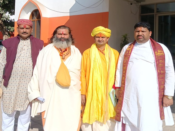 साधु संतों ने कार्यक्रम को लेकर नाराजगी जताई थी।