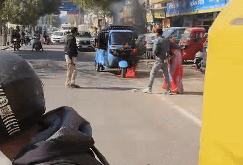 ई-रिक्शा में आग लगने के बाद सड़क पर पास ही खड़ी परिवार की महिला रोने भी लग गई।