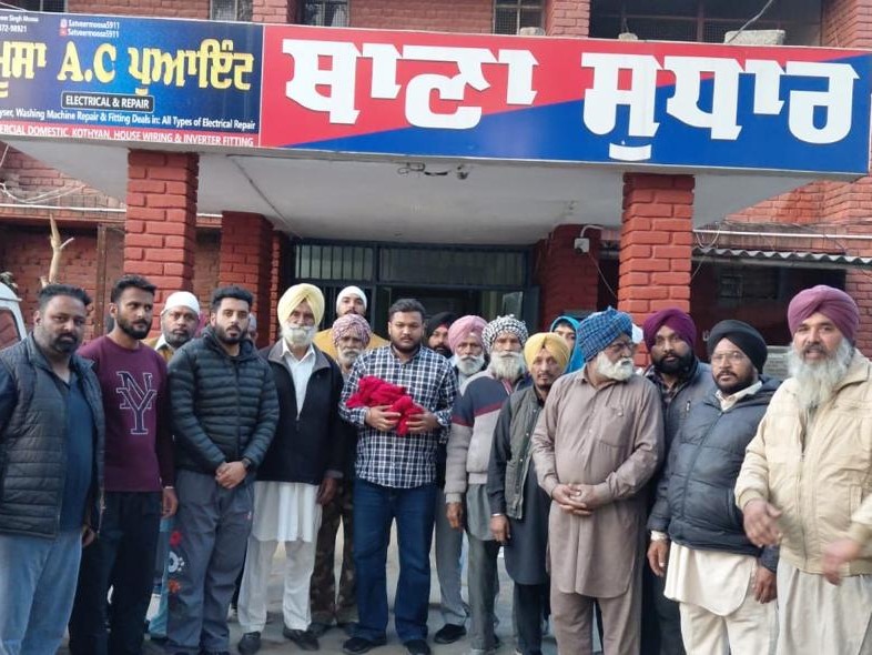 पगड़ी लेकर थाने पहुंचे लोग।